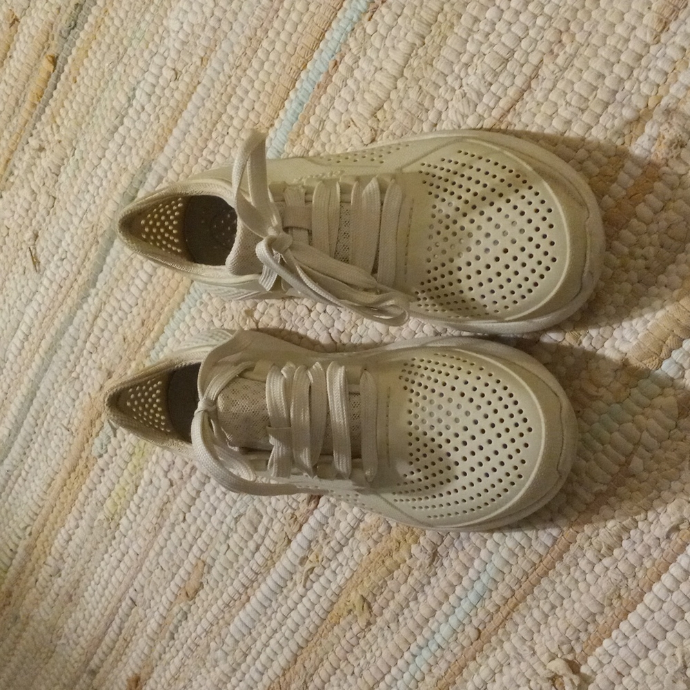 Size 7 crocs literide pacer laceup sneaker